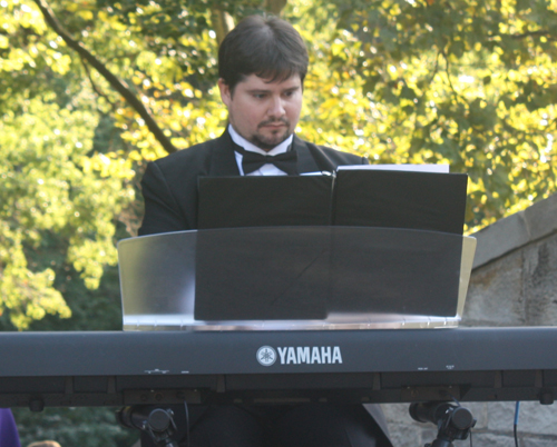 Javier Gonzalez on piano 