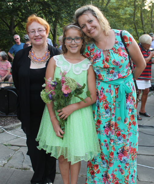 Olga Druzhinina with Polina and Natalia Kornyushenko