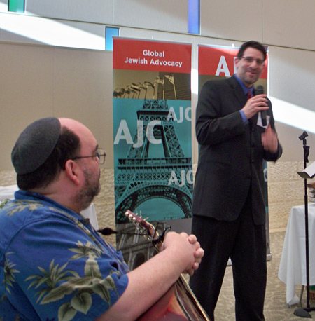 Musician Noah Budin and Rabbi Joshua Caruso