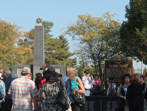 Crowd at Memorial