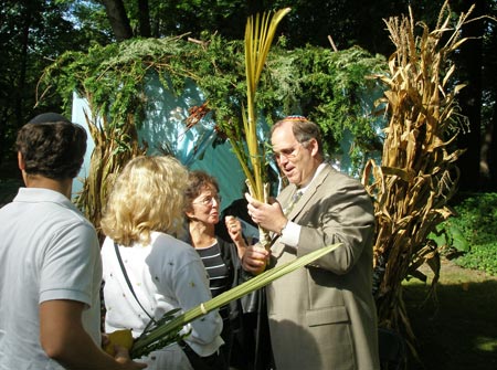 Rabbi expolains sukkah at Hebrew Garden in Cleveland on One World Day 2007 (photos by Dan Hanson)