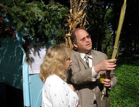Rabbie explains Sukkah at Hebrew Garden in Cleveland on One World Day 2007 (photos by Dan Hanson)