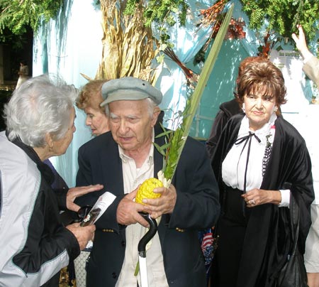 Talk around the sukkah at Hebrew Garden in Cleveland on One World Day 2007 (photos by Dan Hanson)