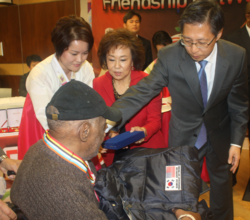 Awarding a Korean war Veteran