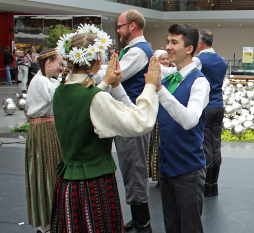 Latvian dance at Cleveland Museum of Art - Klivlandes Pastalnieki