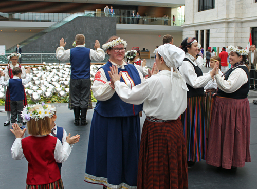 Latvian dance at Cleveland Museum of Art - Klivlandes Pastalnieki
