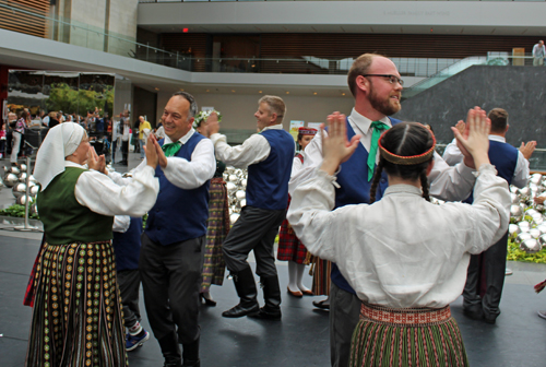 Latvian dance at Cleveland Museum of Art - Klivlandes Pastalnieki