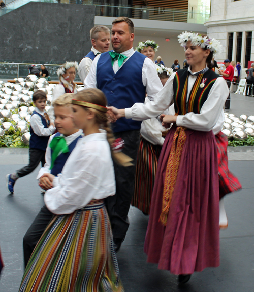 Latvian dance at Cleveland Museum of Art - Klivlandes Pastalnieki