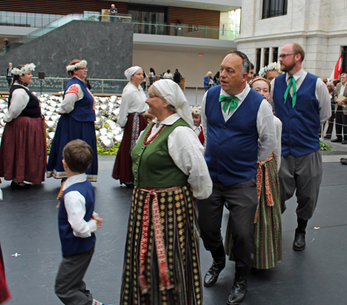 Latvian dance at Cleveland Museum of Art - Klivlandes Pastalnieki