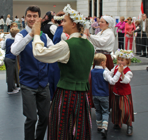 Latvian dance at Cleveland Museum of Art - Klivlandes Pastalnieki 