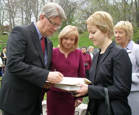 Latvian President Valdis Zatlers and wife Lilita greet the Cleveland Latvian community