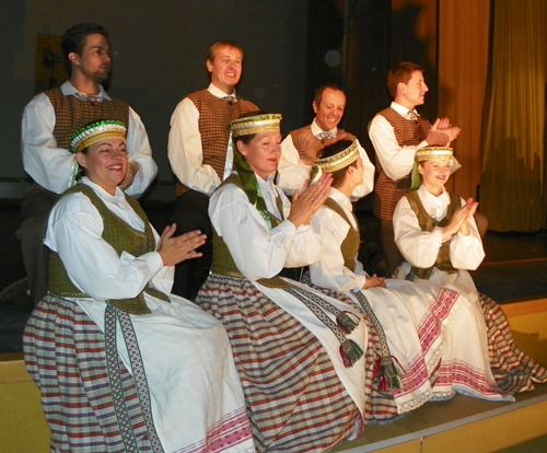 Lithuanian dancers in traditional costumes - Svyturys from Cleveland