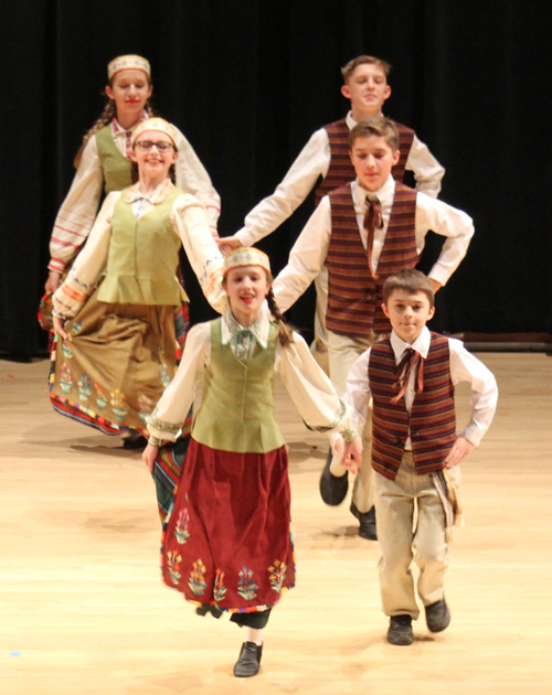 dancers from both Svyturys and Gintaras