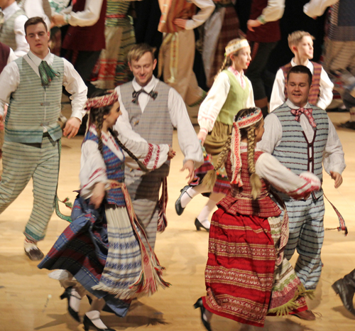 dancers from both Svyturys and Gintaras