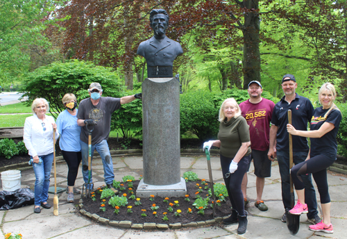 Lithuanian Cultural Garden workers