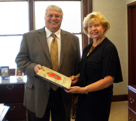 Willoughby Mayor David E. Anderson and Honorary General Consul of the Republic of Lithuania Ingrida Bublys