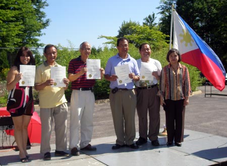 Consul General Blesila C. Cabrera, Philippine Consulate General of Chicago poses with the Festival Committee