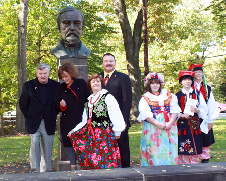 Joseph Lecznar, President, Cleveland Society of Poles and group in front of the Henryk Sienkiewicz statue 