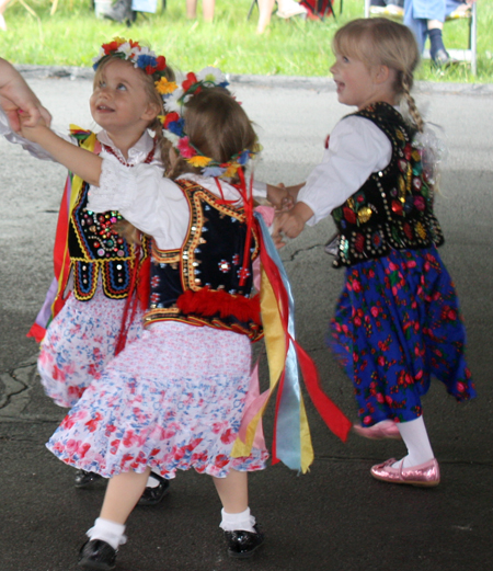 Little girls in Polish costumes dancing