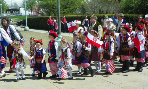 Polish children marcing in to Polish Constitution Day