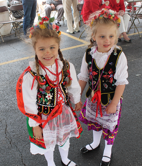Little girls in Polish costumes