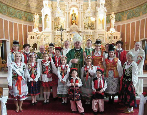 Bishop Andrzej Wypych along with Fr Orzech, altar servers and children of the Sienkiewicz Polish Language School Piast Dancers