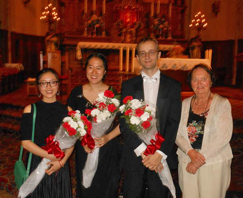 Konrad Binienda and artists receive flowers after concert