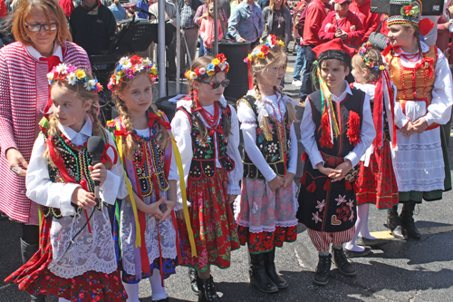 Young students from the Henryk Sienkiewicz Polish School  recite poetry in Polish