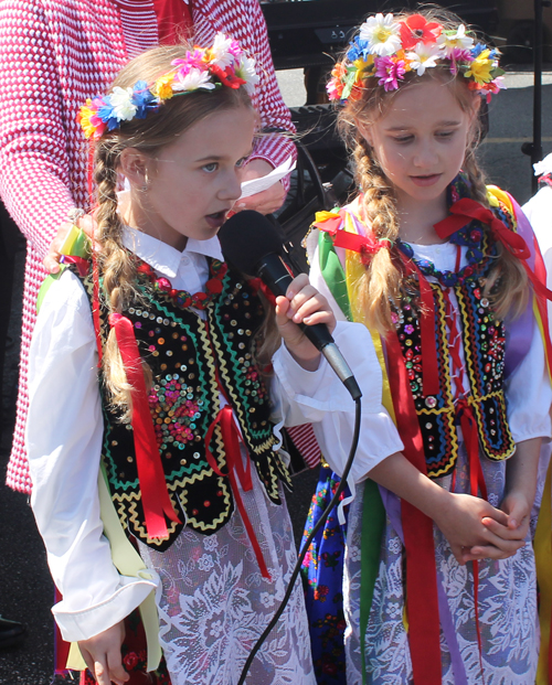 Young students from the Henryk Sienkiewicz Polish School  recite poetry in Polish