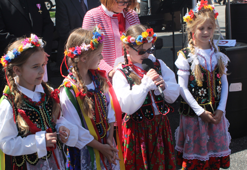 Young students from the Henryk Sienkiewicz Polish School  recite poetry in Polish