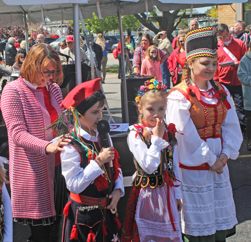 Young students from the Henryk Sienkiewicz Polish School  recite poetry in Polish