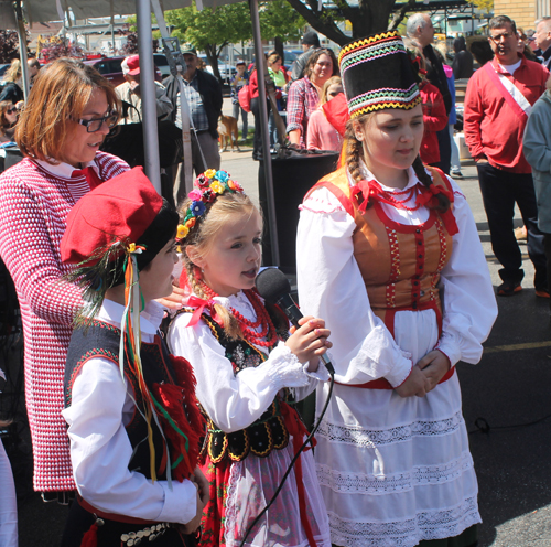 Young students from the Henryk Sienkiewicz Polish School  recite poetry in Polish