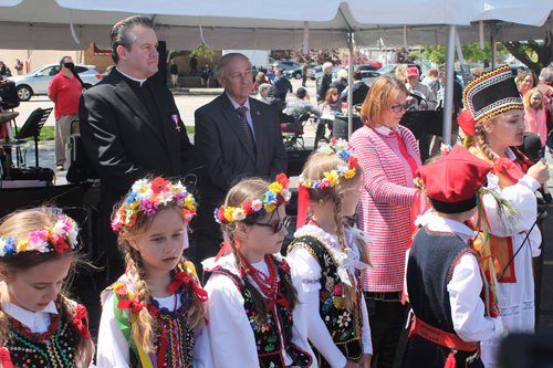 Young students from the Henryk Sienkiewicz Polish School  recite poetry in Polish