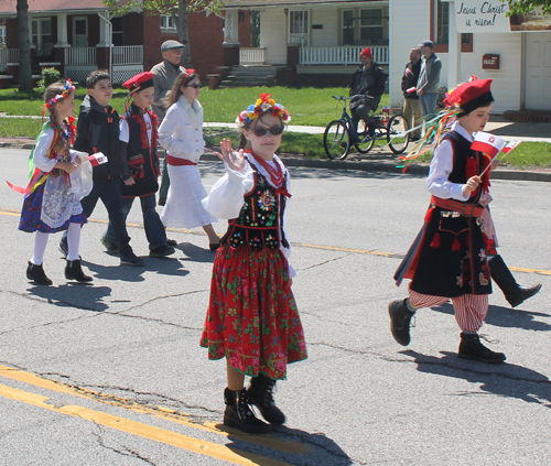 Polish school kids at 2017 Polish Constitution Day Parade in Parma