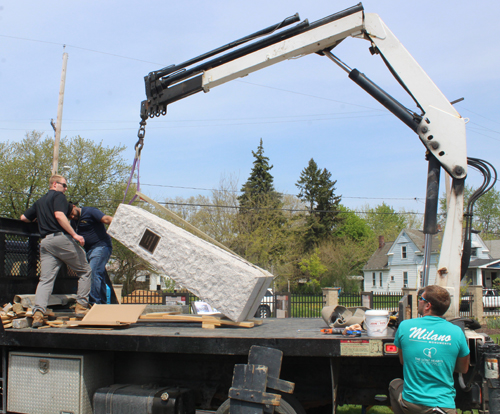 Lifting the new monument in the Polish Heritage Garden