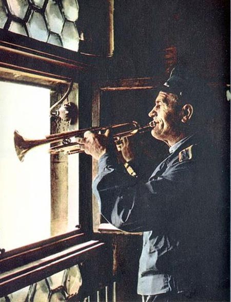 Bugler playing the Hejnal