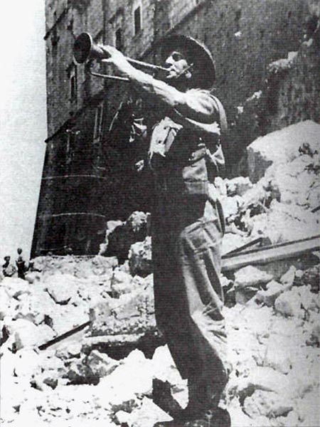The Heynal played at the feet of Monte Cassino Abbey, shortly after the Allied victory in the Battle of Monte Cassino