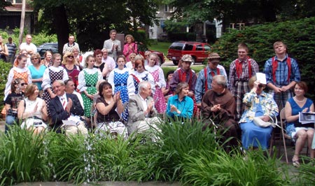 Piast dancers in the crowd