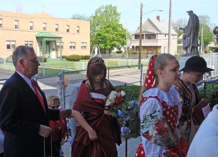 Miss Polonia 2009 and others march into Church
