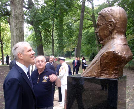 Boris Tadic looks at Michael Pupin bust