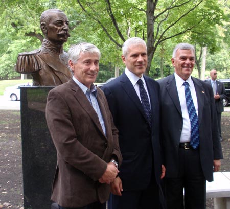 Tadic and Machaskee in front of King Peter I bust