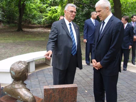 Alex Machaskee and Boris Tadic look at Tesla statue