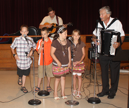 Serbian youngsters sing with the band