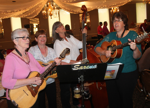 4 Serbian American ladies from the band Sarena performed