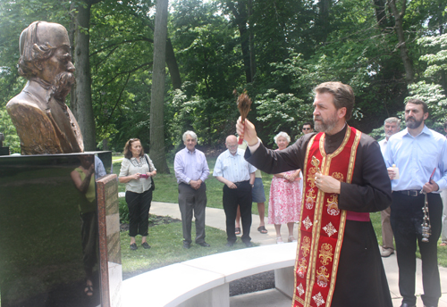 Rev. Zivojin Jakovljevic and Hieromonk Platon bless the Karadzic statue