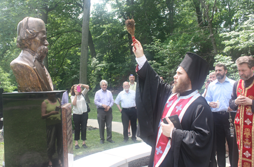 Rev. Zivojin Jakovljevic and Hieromonk Platon bless the Karadzic statue