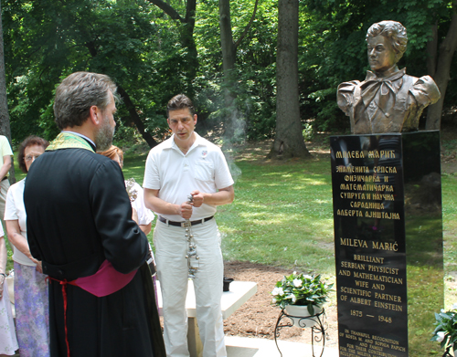 Rev. Zivojin Jakovljevic blesses new bust of Mileva Maric in Serbian Cultural Garden in Cleveland