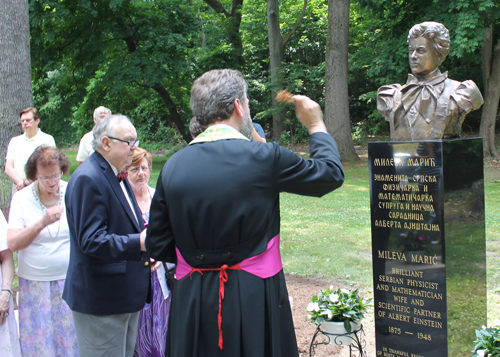 Rev. Zivojin Jakovljevic blesses new bust of Mileva Maric in Serbian Cultural Garden in Cleveland