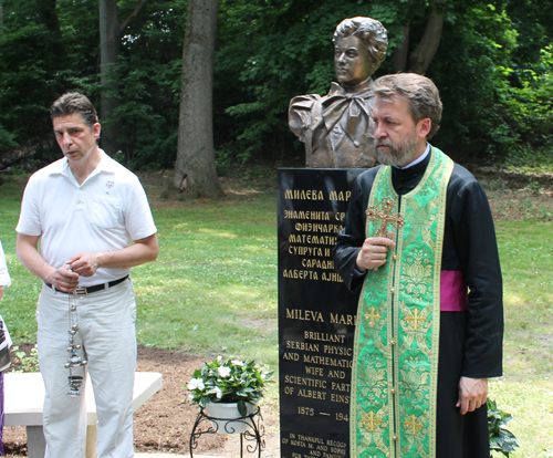 Rev. Zivojin Jakovljevic blesses new bust of Mileva Maric in Serbian Cultural Garden in Cleveland