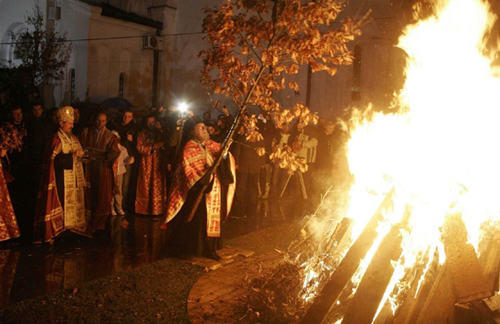 serbian-badnjak-beograd.jpg By Lazar - Own work, CC BY-SA 3.0, https://commons.wikimedia.org/w/index.php?curid=10010445